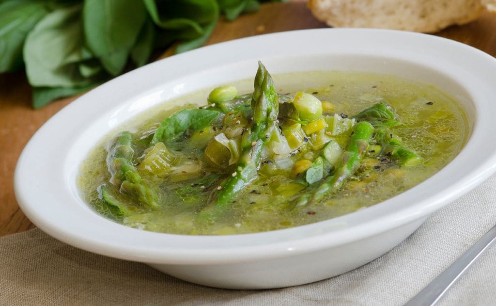 Sopa minestrone de espárragos, calabacín y habitas