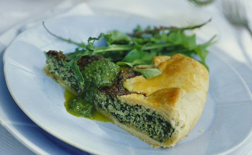 Pastel de ricotta y borraja con pesto de rúcula