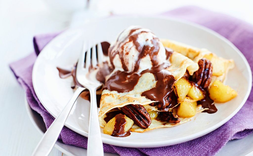 Crepes de pera, chocolate y nueces pecanas