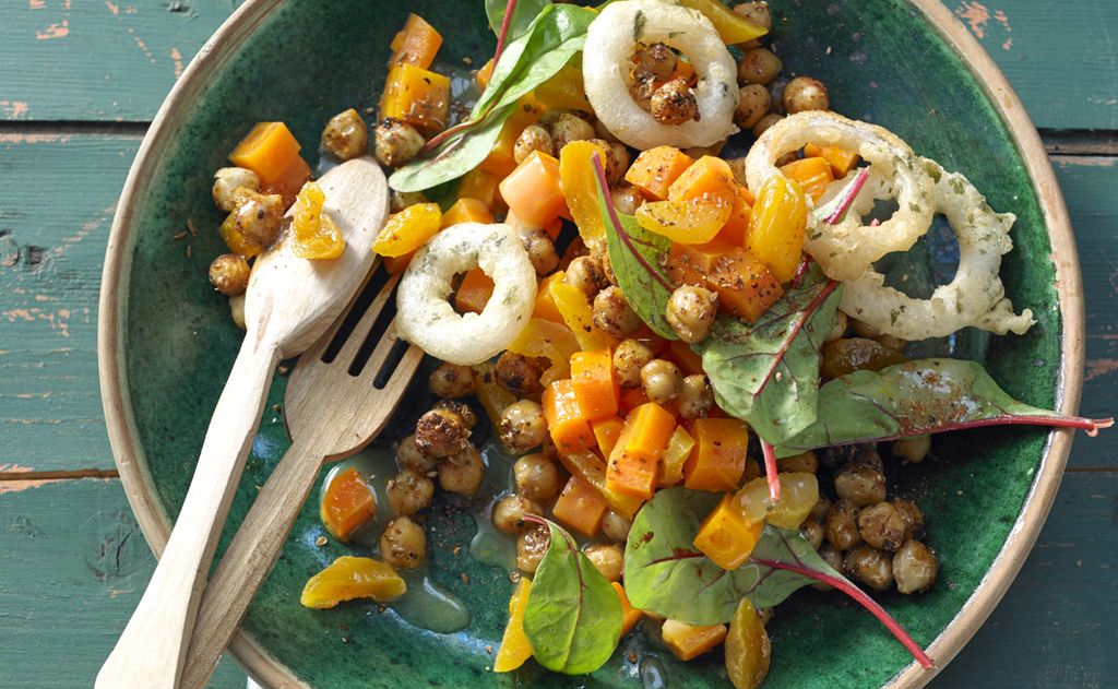 Garbanzos fritos con acelga roja y aros de cebolla crujiente