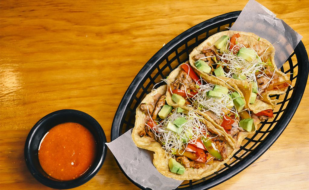 Tacos de ternera con aguacate y germinados con salsa roja