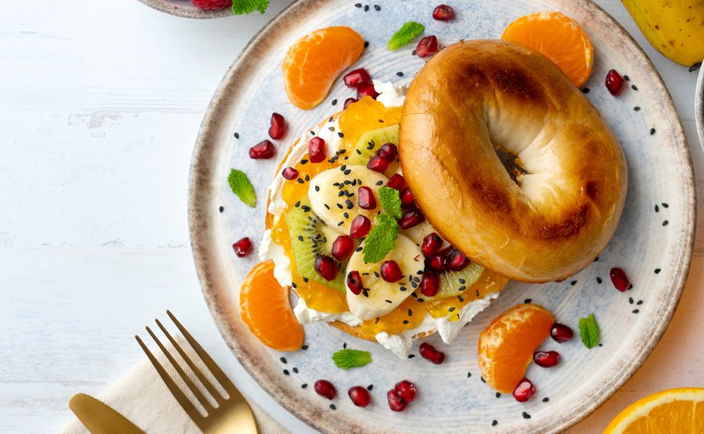 Bagel con fruta, mermelada y queso