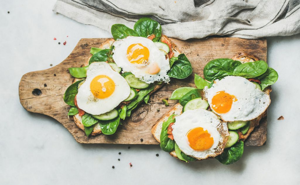 Tostas vegetales con huevo frito