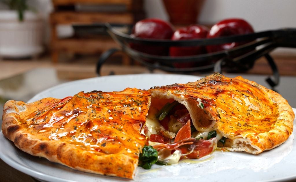 'Pizza calzone' rellena de verduras y jamón serrano