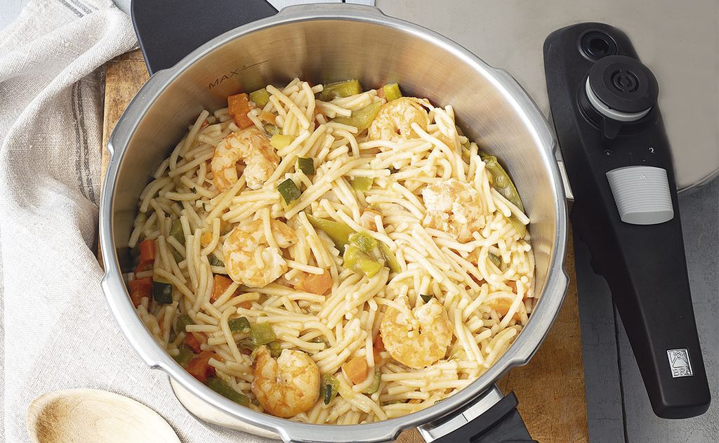 Fideos con verduras y langostinos