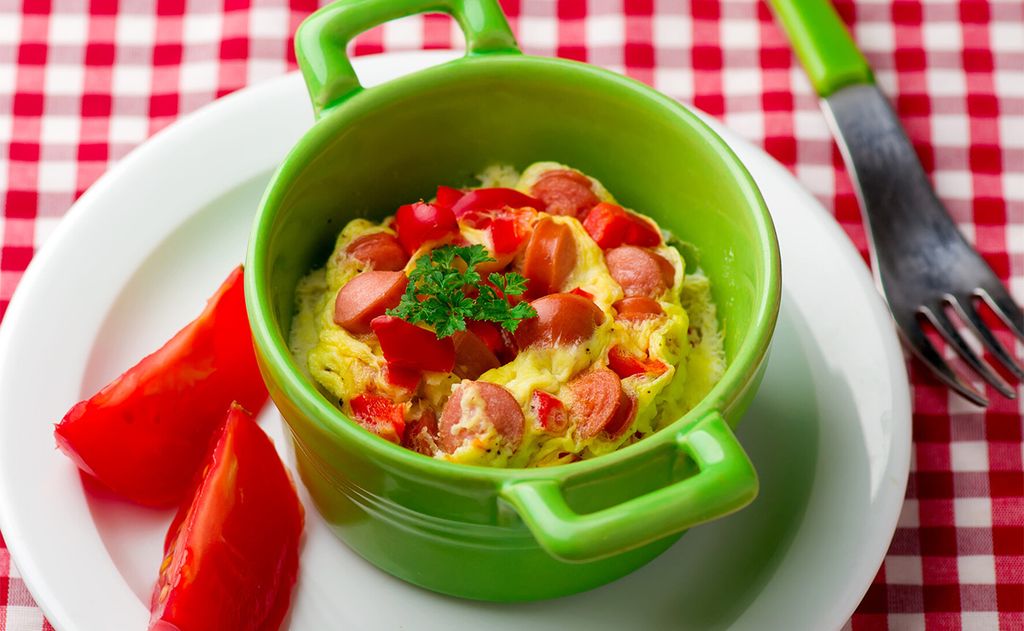 Tortilla de tomates cherry, queso y salchichas en microondas