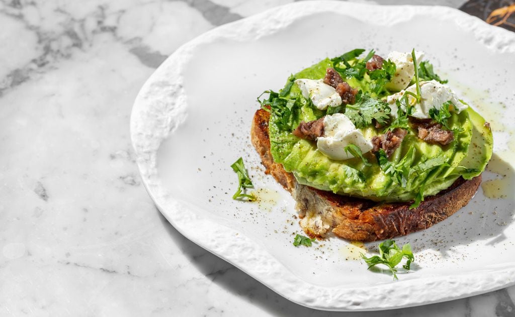 Tosta de aguacate con burrata y anchoas