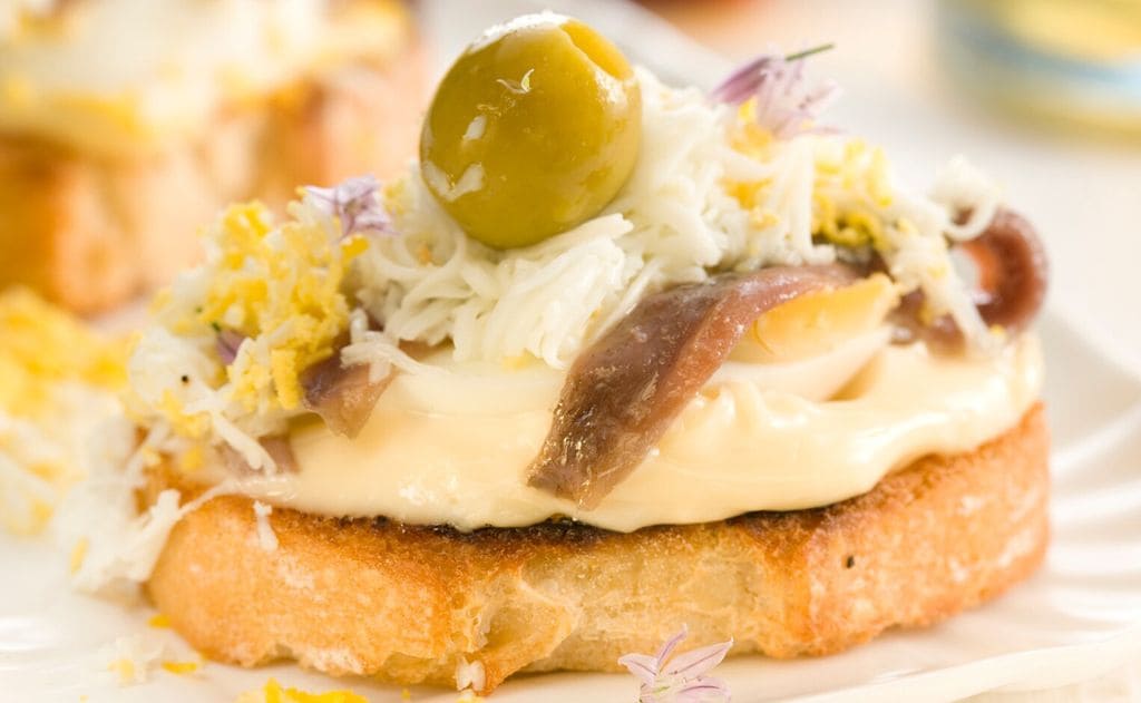 Pincho de anchoa con mayonesa, huevo duro y aceituna