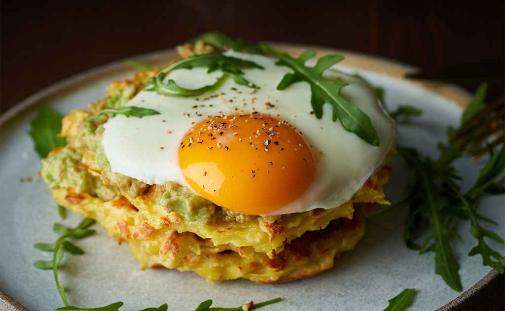 Gofres con puré de aguacate y huevo frito sin aceite