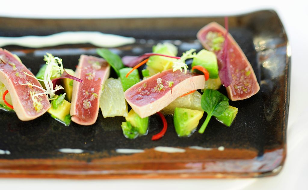 Tataki de atún con ensalada de pomelo