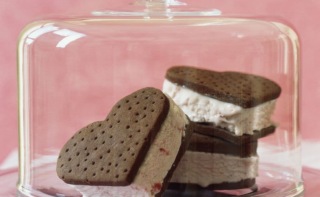 Sándwich de galletas de chocolate con helado