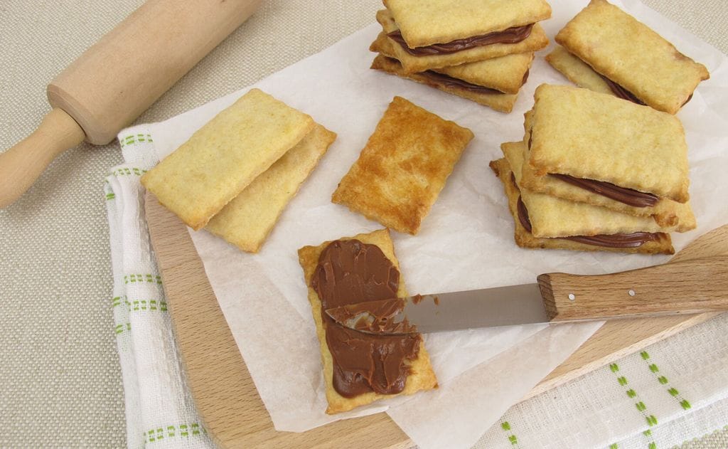 Galletas de vainilla con crema de cacao y avellanas