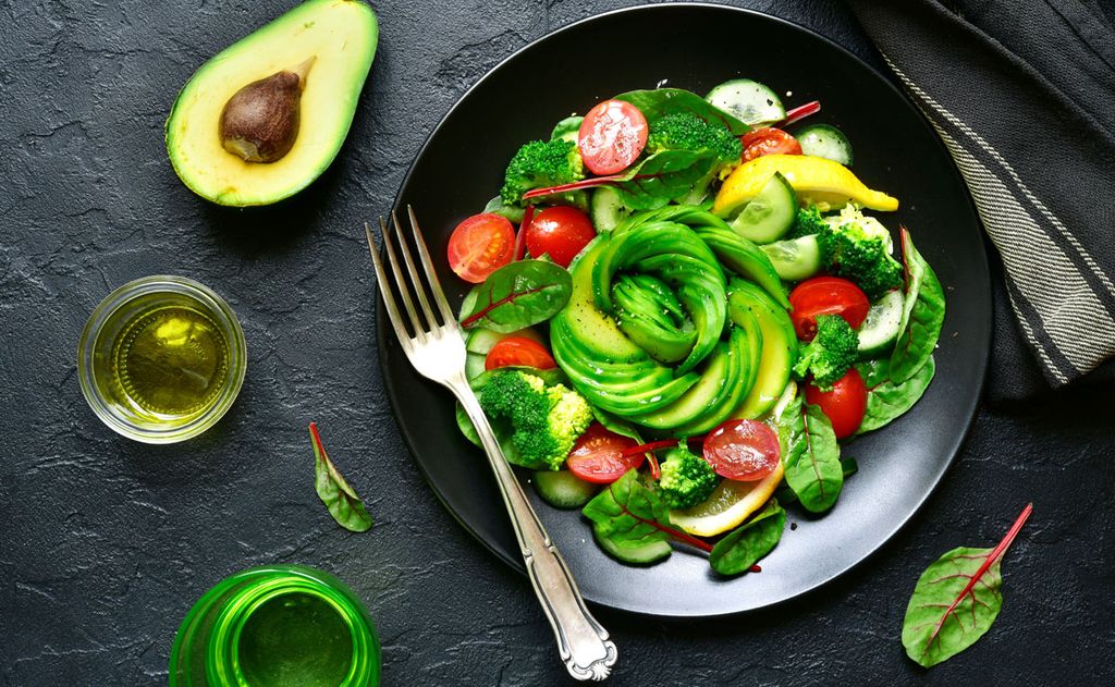 Ensalada de brócoli y acelgas con aguacate