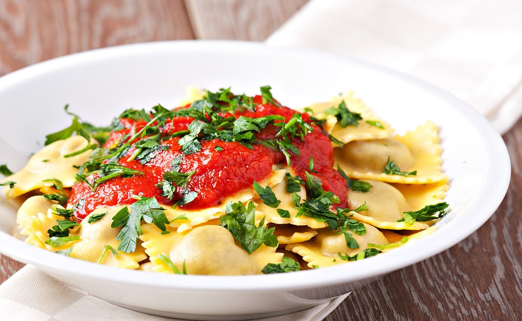 Raviolis rellenos de pisto con salsa de tomate casera