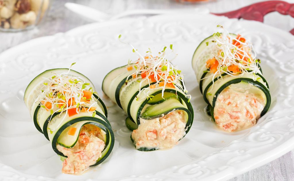 Rollitos de calabacín rellenos de zanahoria y anacardos con queso