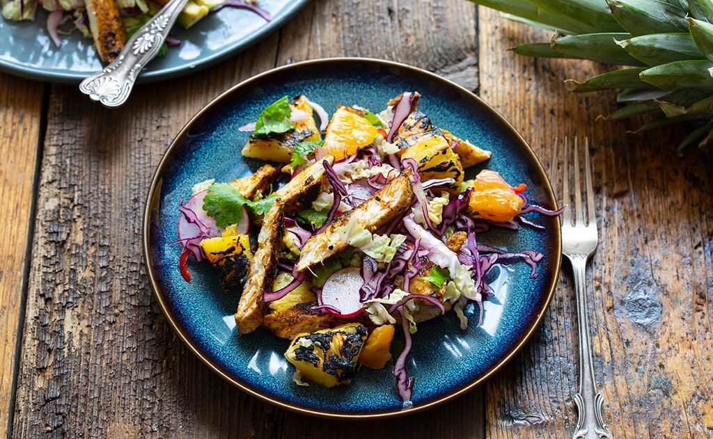 Ensalada de pollo marinado al estilo jamaicano con piña a la brasa