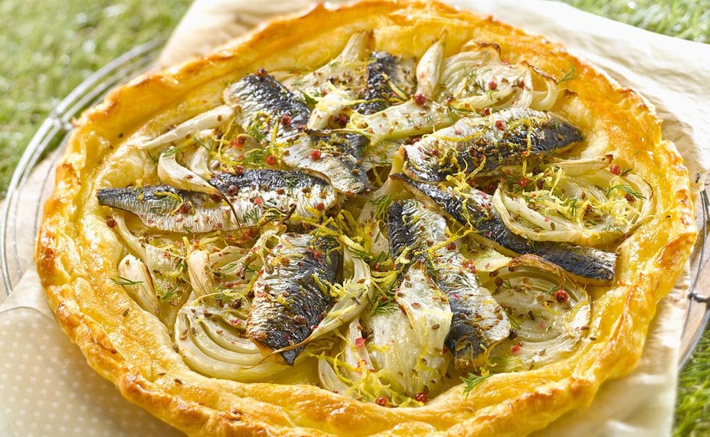 Tarta salada de hojaldre con sardinas, hinojo y limón