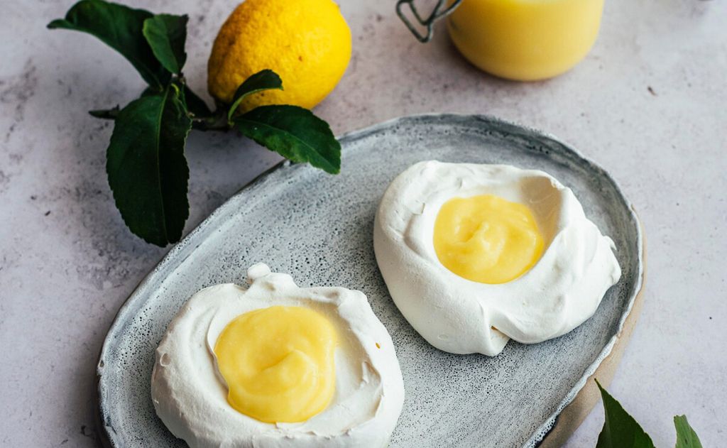 'Huevos fritos' de merengue con 'lemon curd'