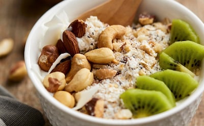'Bowl' de kiwi, frutos secos y yogur