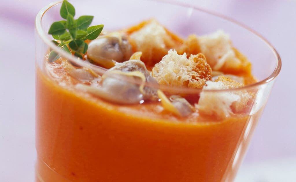 Gazpacho con manzana y berberechos