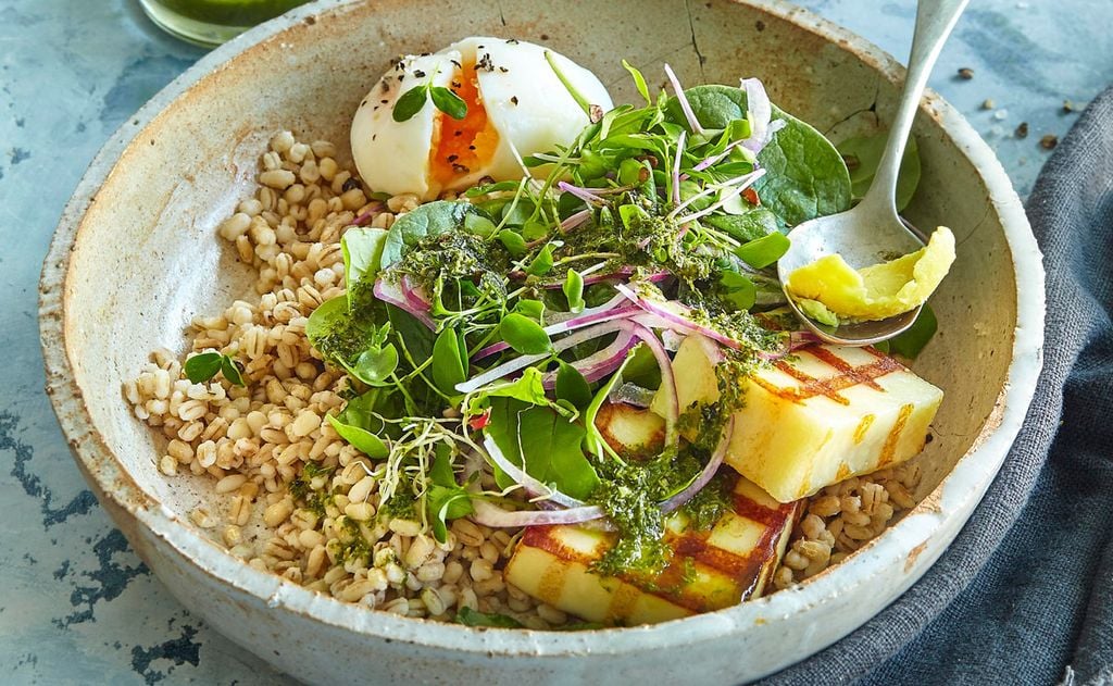 Ensalada de espelta con huevo ‘mollet’ y queso a la parrilla