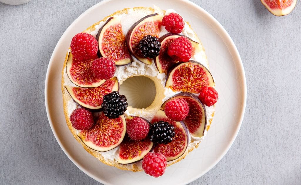 Bagel de queso, brevas y frutos del bosque