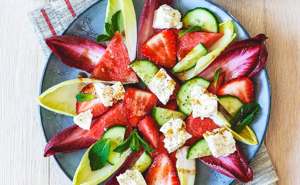 Ensalada de endivias con sandía, fresas y queso feta