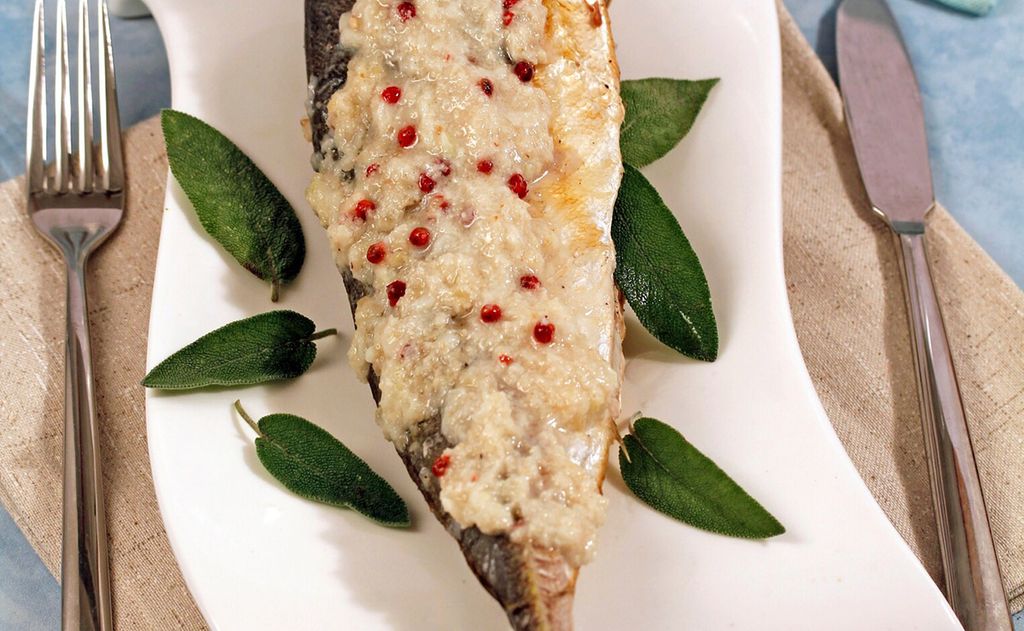 Caballas al horno rellenas de jamón con almendras