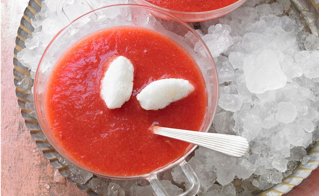 Sopa de sandía y tomate con helado de queso