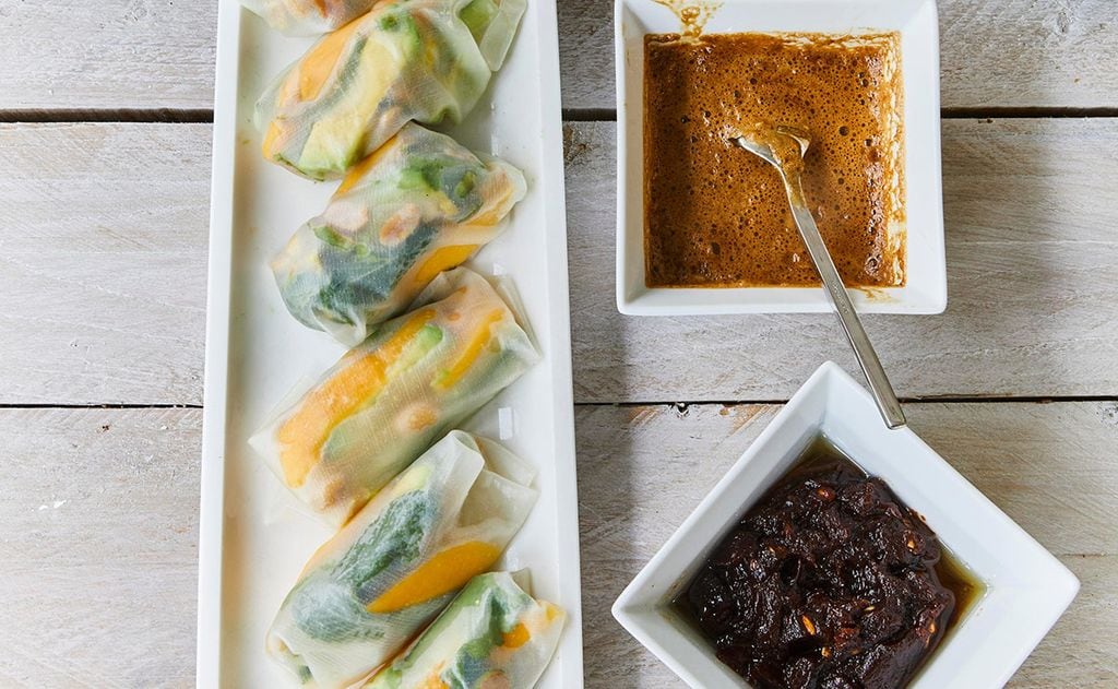 Rollitos vegetales de papel de arroz con dos salsas