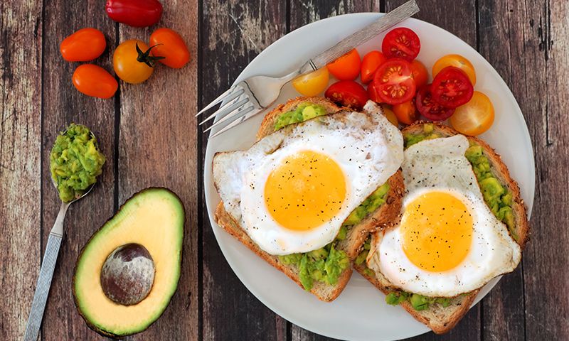 Tostadas con aguacate, huevo plancha y tomates cherry