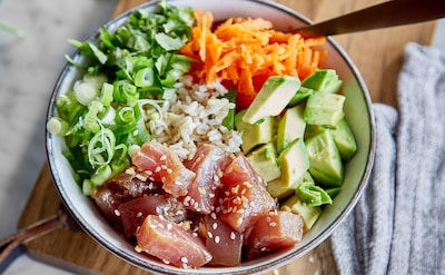 'Poke bowl' de atún con cebolleta, arroz y zanahoria