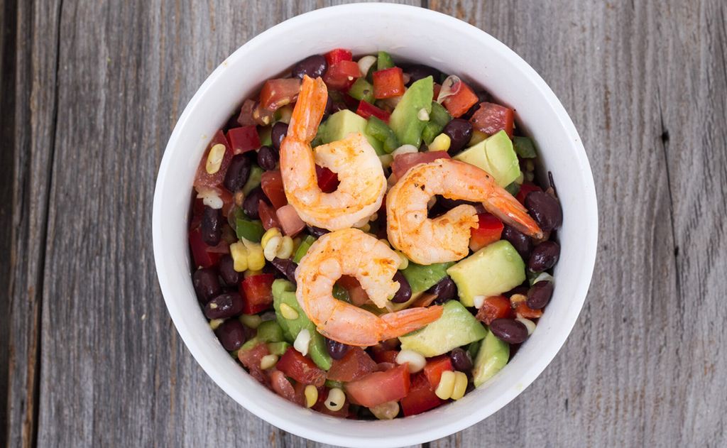 Ensalada de frijoles con aguacate y gambas