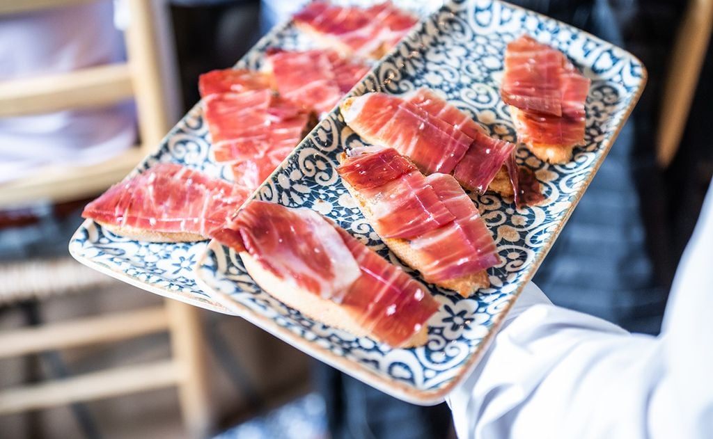 Tosta de jamón ibérico 100% bellota con salmorejo