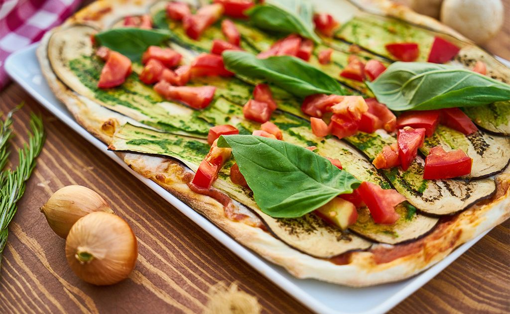 Coca de berenjena con pesto y tomate