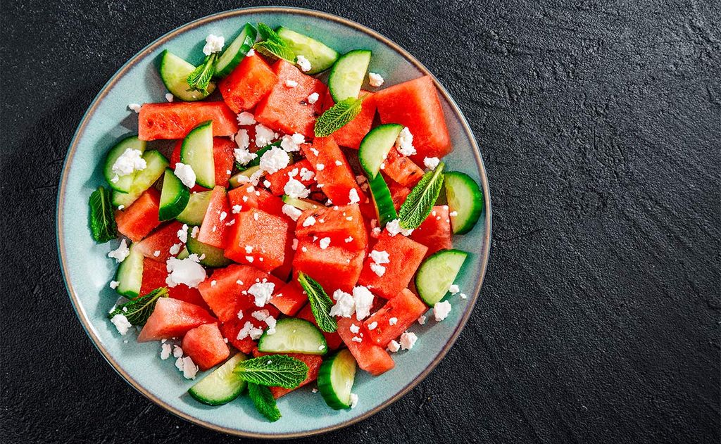 Ensalada de sandía, pepino, naranja, queso azul y jalapeños