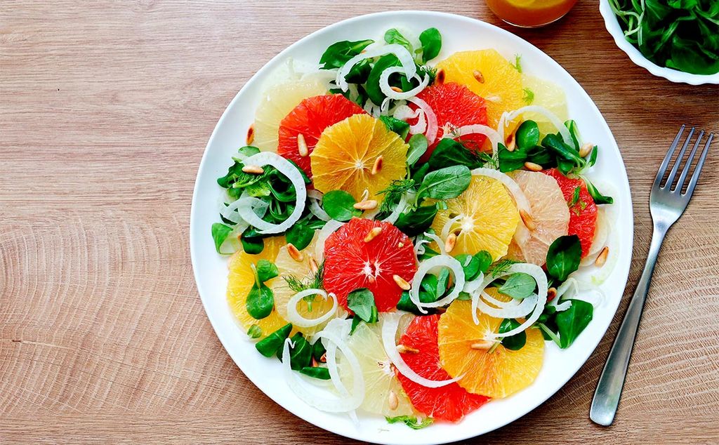 Ensalada de cítricos y piñones con aliño de lima-limón