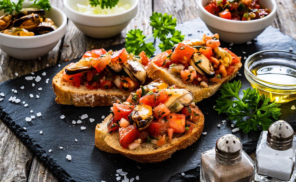 Tostas de mejillones con vegetales