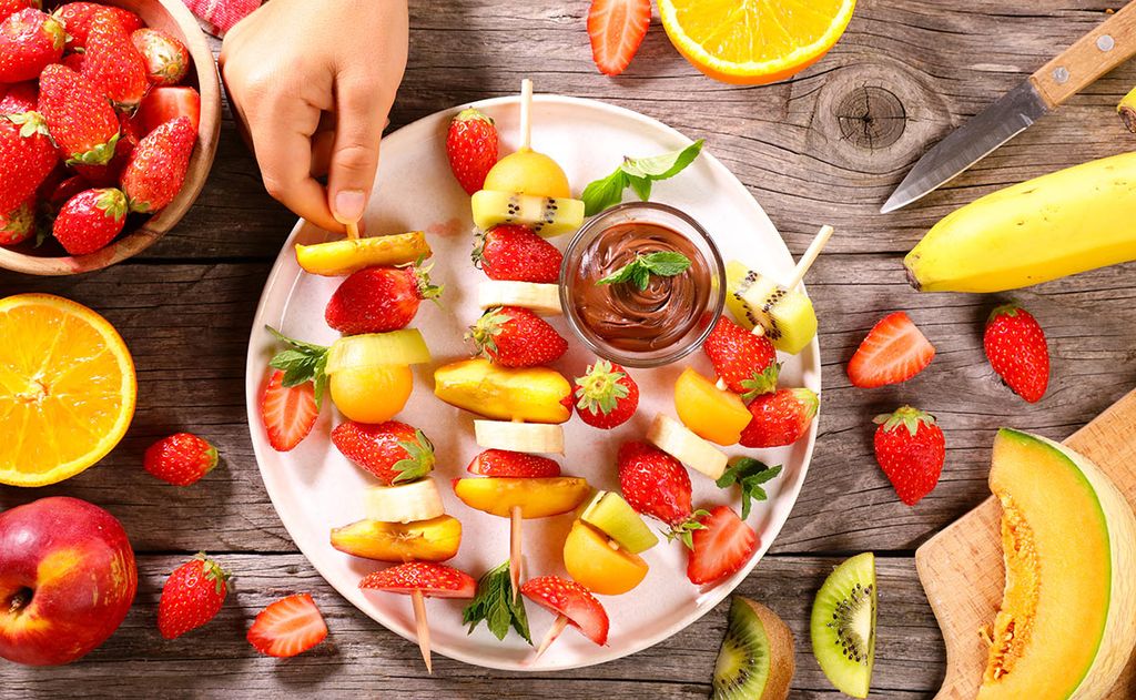 Brochetas de fruta con crema de cacao a la naranja