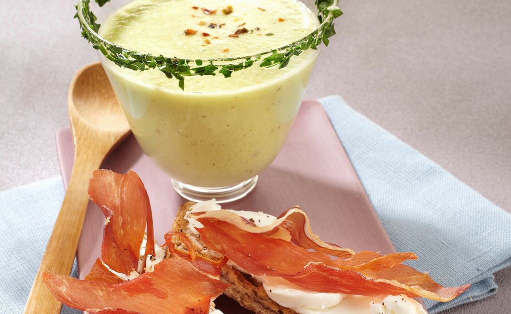 Crema fría de pepino con tostas de jamón y queso