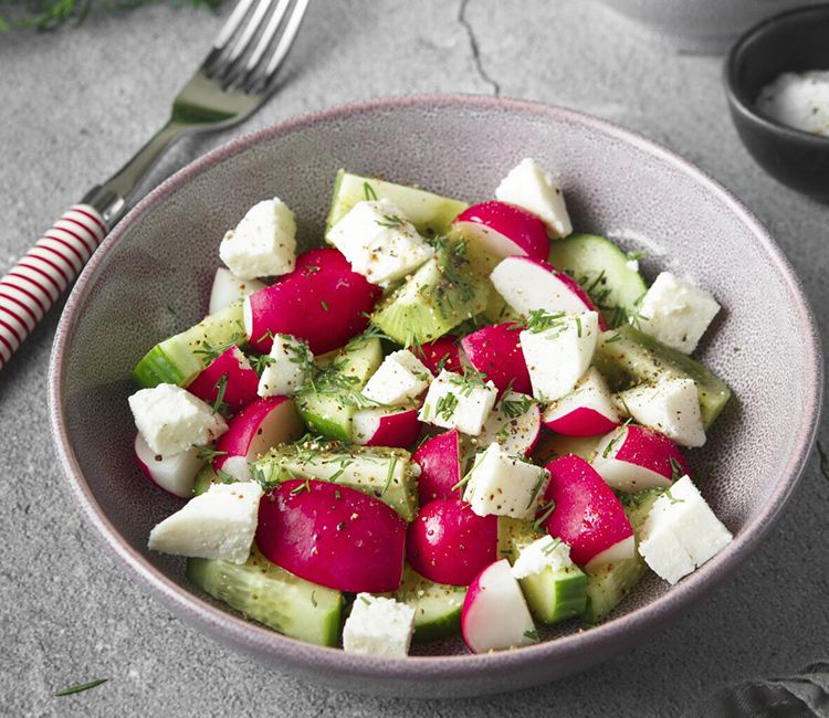 Ensalada de pepino, rabanitos y kiwi con queso feta