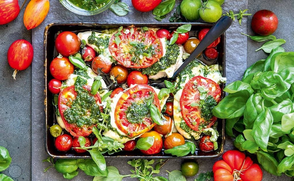 Tomates rellenos de pollo, mozzarella y albahaca fresca