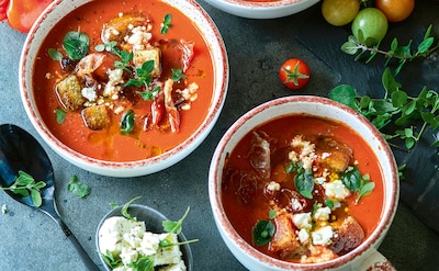 Sopa de tomate con queso feta, jamón y picatostes