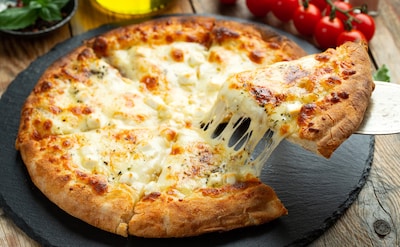 Pizza 'Cuatro quesos' fácil