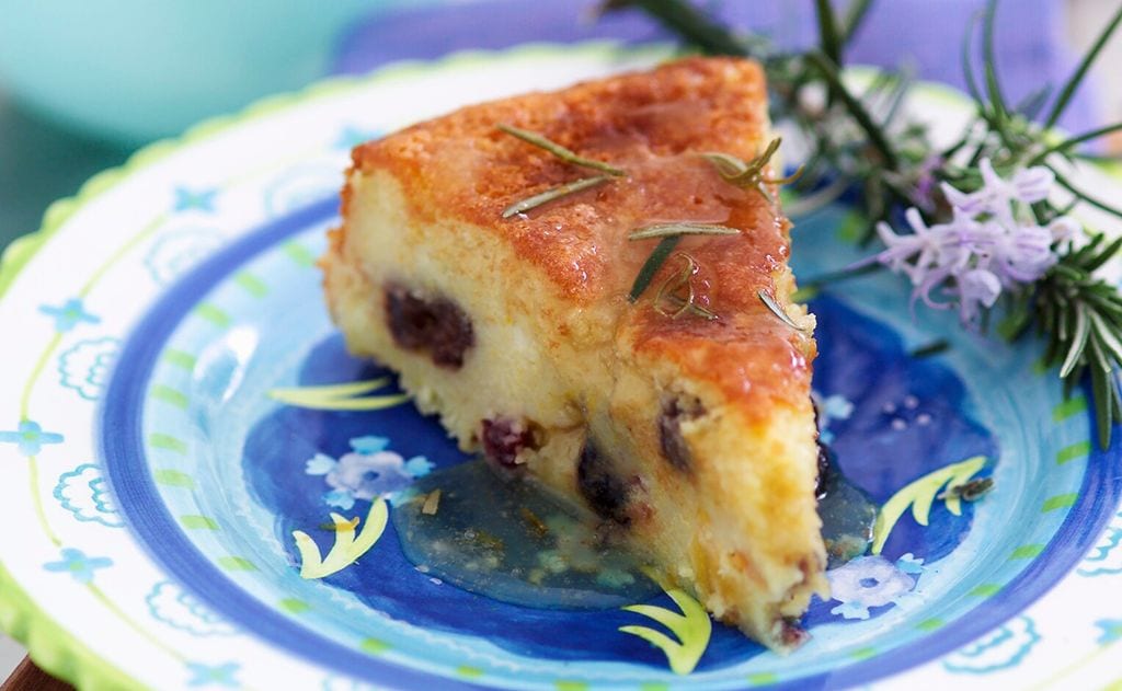 Tarta de queso ricotta con ciruelas y romero