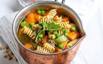 Sopa de espirales y verduras con un toque de pesto