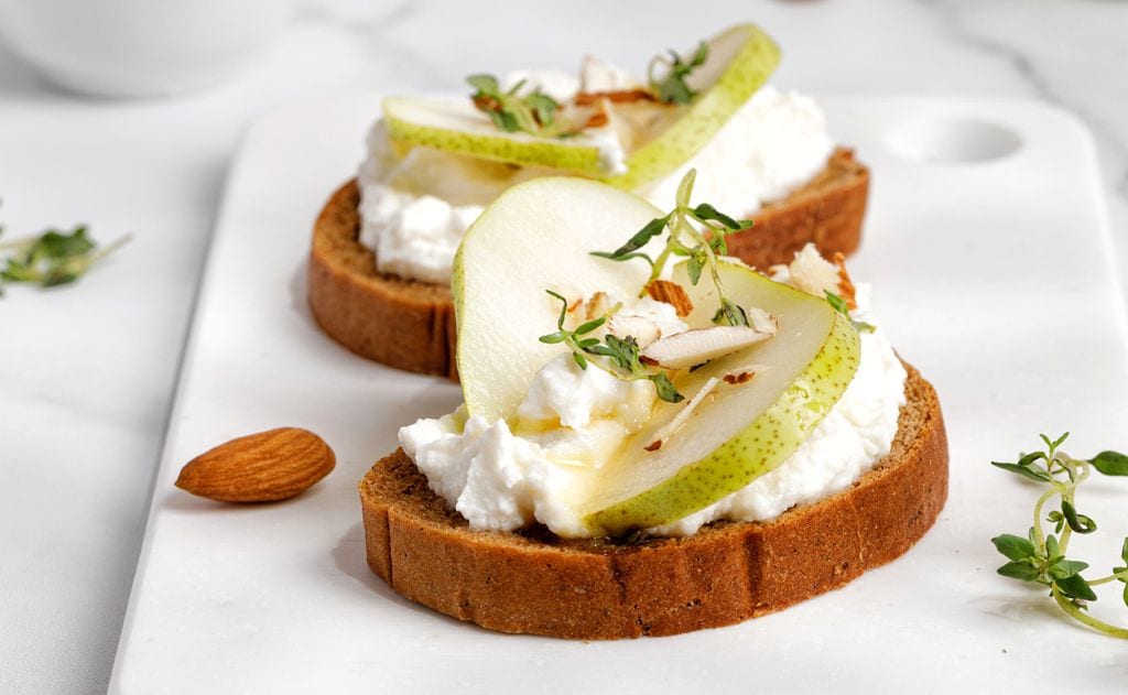 Tostas de queso crema con peras y almendras