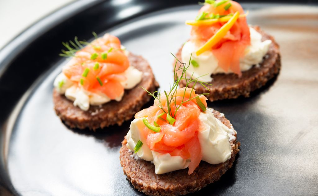 Canapés de salmón, queso crema y pan de centeno