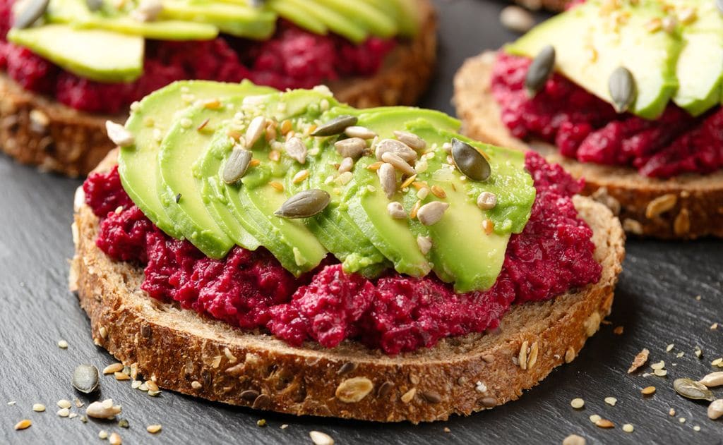 Tostada de 'hummus' de remolacha y aguacate