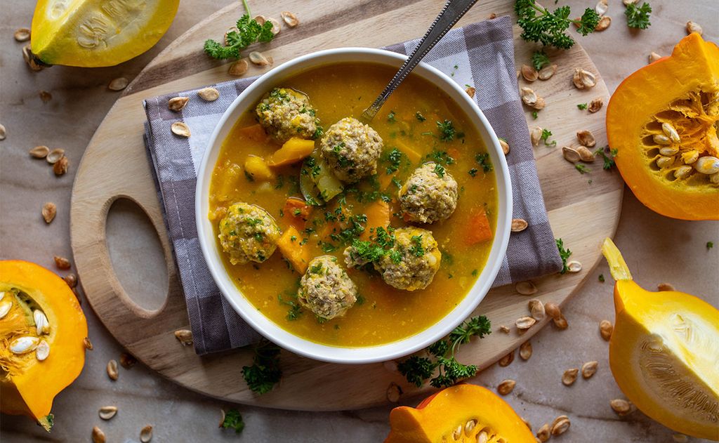 Sopa de albóndigas con calabaza